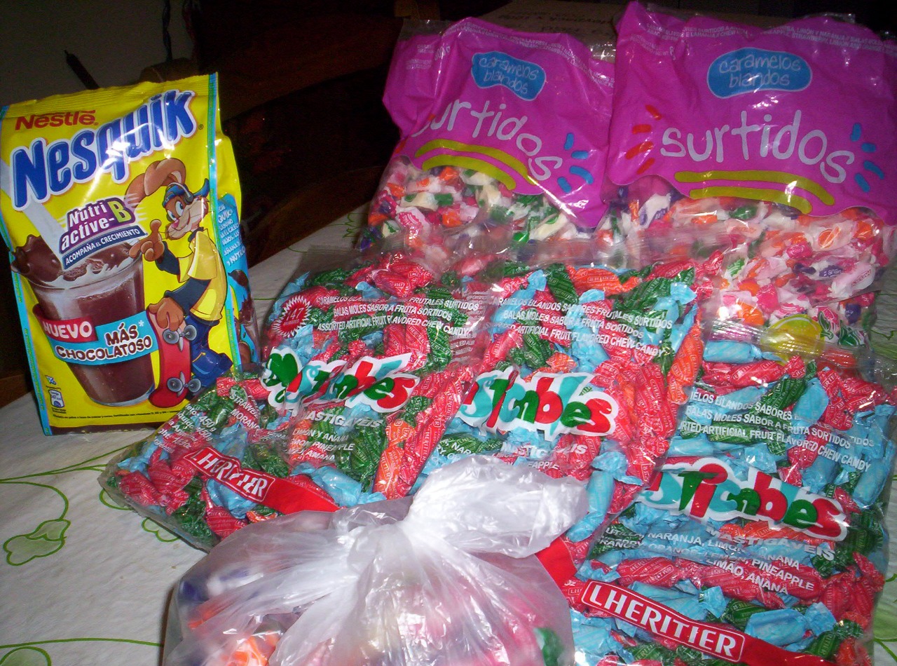 Empezamos a comprar los primeras bolsas de caramelos y chocolate....